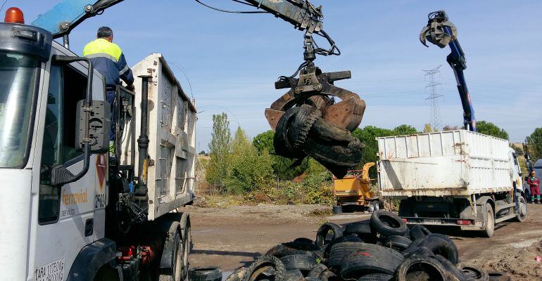 Recogida de residuos en vertidos ilegales en Sanse