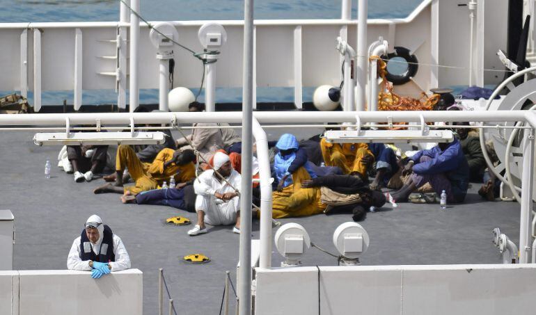 MAL21 HAY WHARY (MALTA) 20/04/2015.- Inmigrantes descansan tras haber sido rescatados a bordo del barco Gregoretti en el puerto de la Valeta en Malta hoy, lunes 20 de abril de 2015. Los cadáveres de 24 inmigrantes del último naufragio en el Canal de Sicil