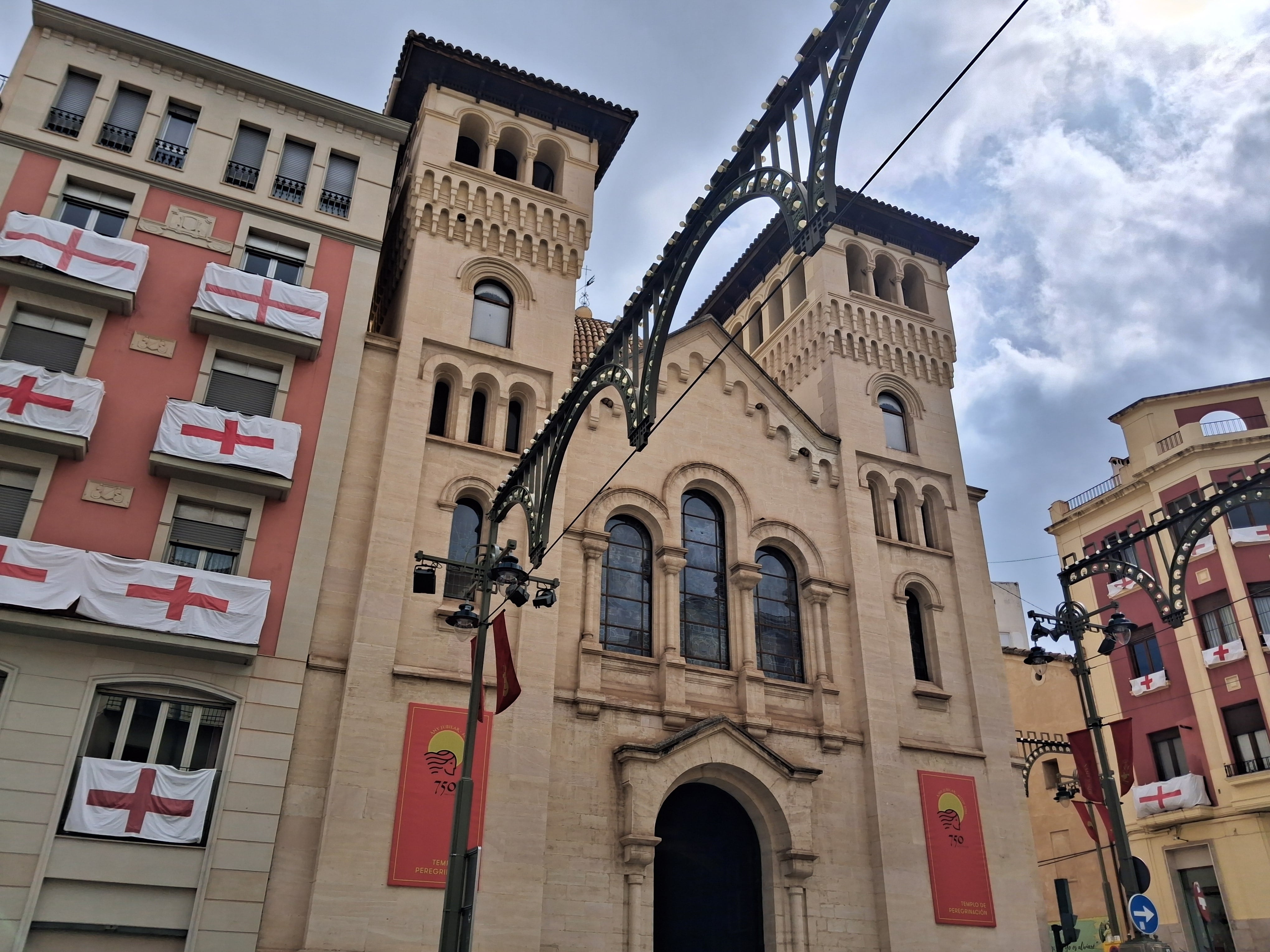 Una imagen de la fachada principal de la iglesia de San Jorge con un cielo con nubes.