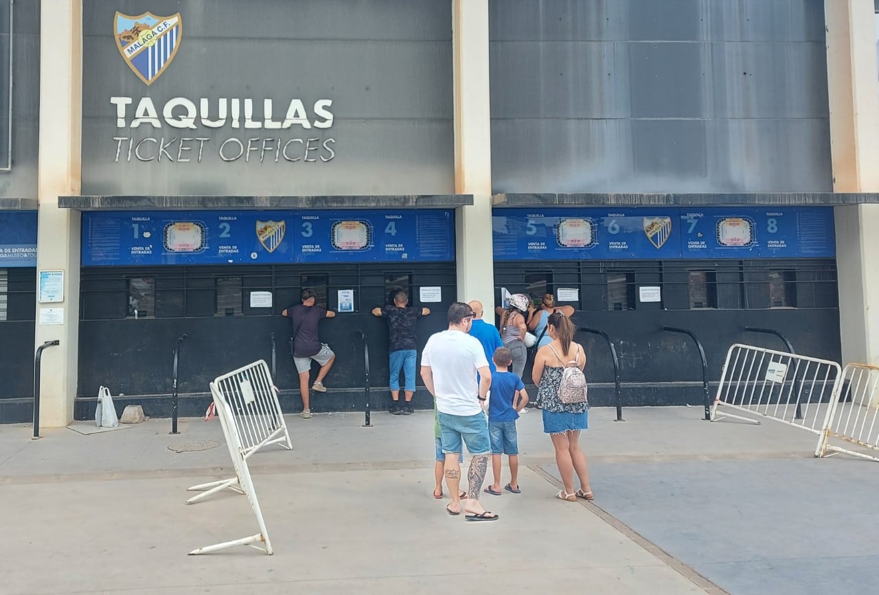 Cola de aficionados en las taquillas del Málaga CF