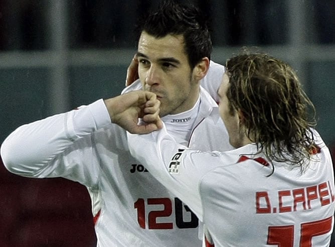 Negredo y Capel celebran el gol que da la victoria a los hispalenses