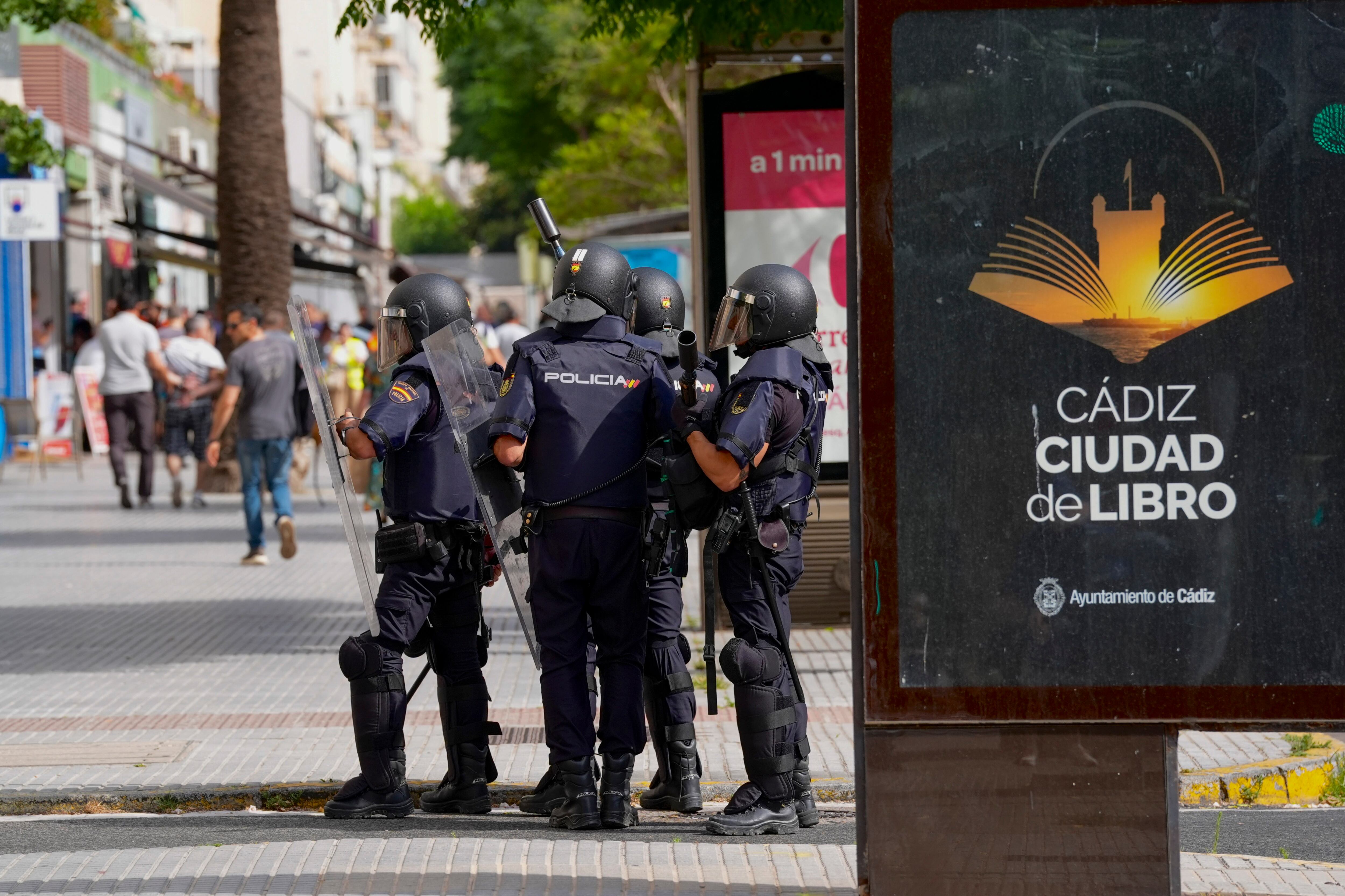 CÁDIZ (ESPAÑA), 23/06/2025.- Miembros de la policía se preparan para disolver la manifestación de los trabajadores del metal en Cádiz este lunes cuando la patronal y el sindicato UGT han acordado un preacuerdo para la renovación del convenio del sector del metal de Cádiz, un acuerdo que es rechazado por CCOO y que tendrá que ser refrendado por las asambleas de trabajadores para desconvocar la huelga que este lunes se iba a convertir en indefinida. EFE/Román Ríos.