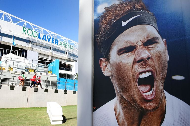 Un cartel con la cara de Nadal en la puerta del Rod Laver Arena