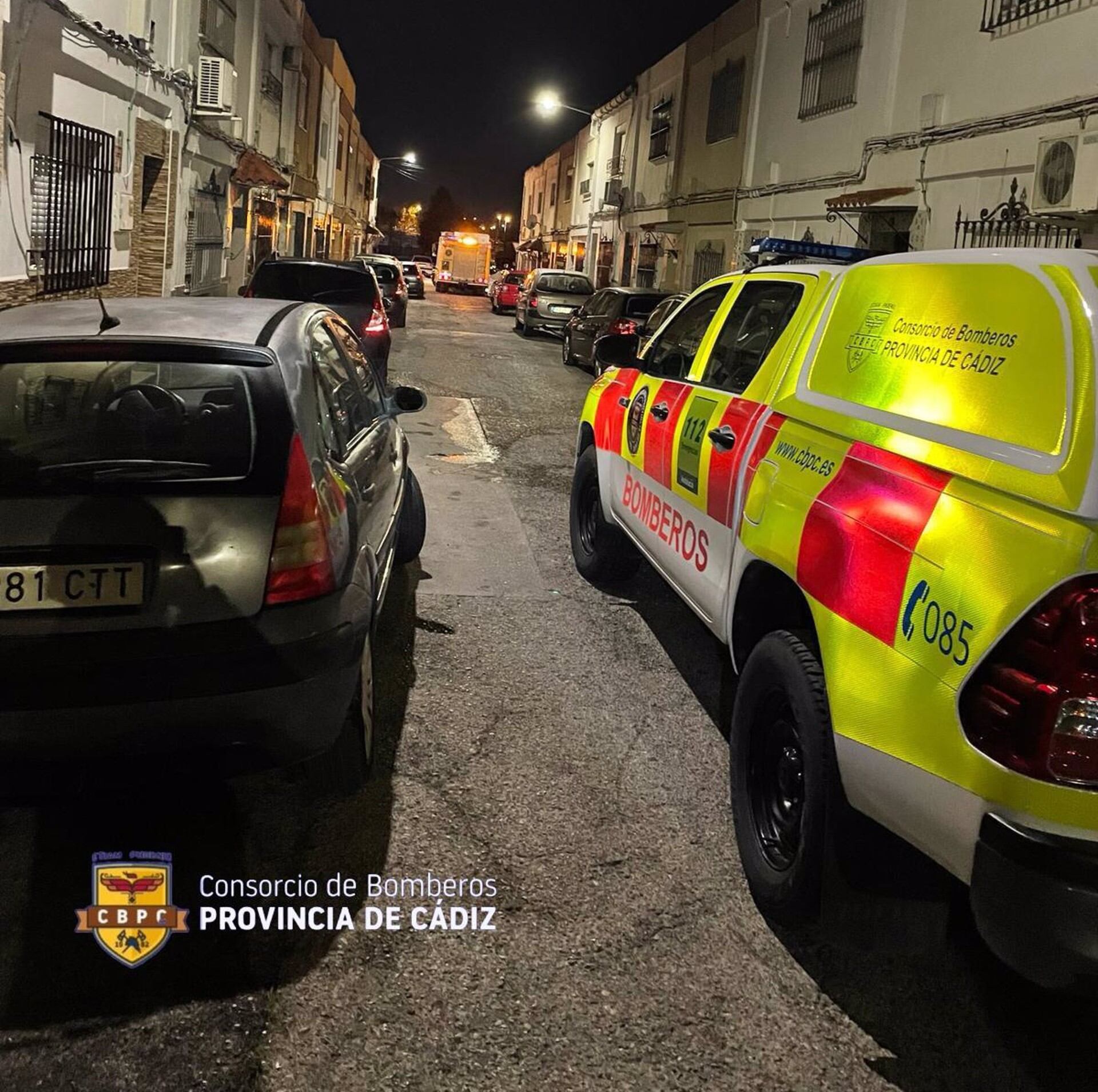 Uno de los vehículos de los bomberos durante el incendio