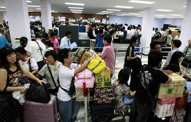 El primer ministro de Tailandia declaró el pasado jueves el estado de excepción en los aeropuertos tomados por la Alianza