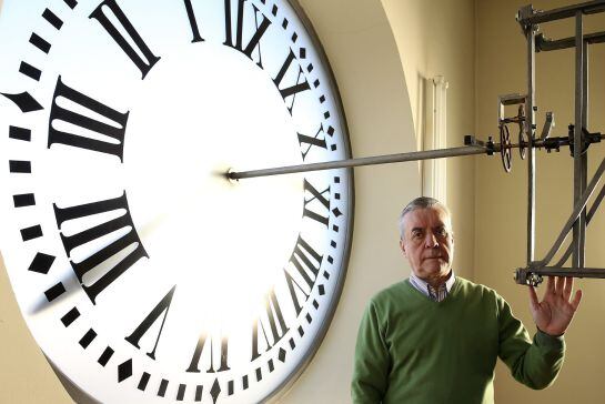 GRA070. MADRID, 29/12/2014.- Jesús López-Terrados, maestro relojero de Casa Losada y actual responsable del mantenimiento del reloj de la Puerta del Sol, en la parte trasera de la esfera para comprobar su puesta a punto a dos días de las tradicionales cam