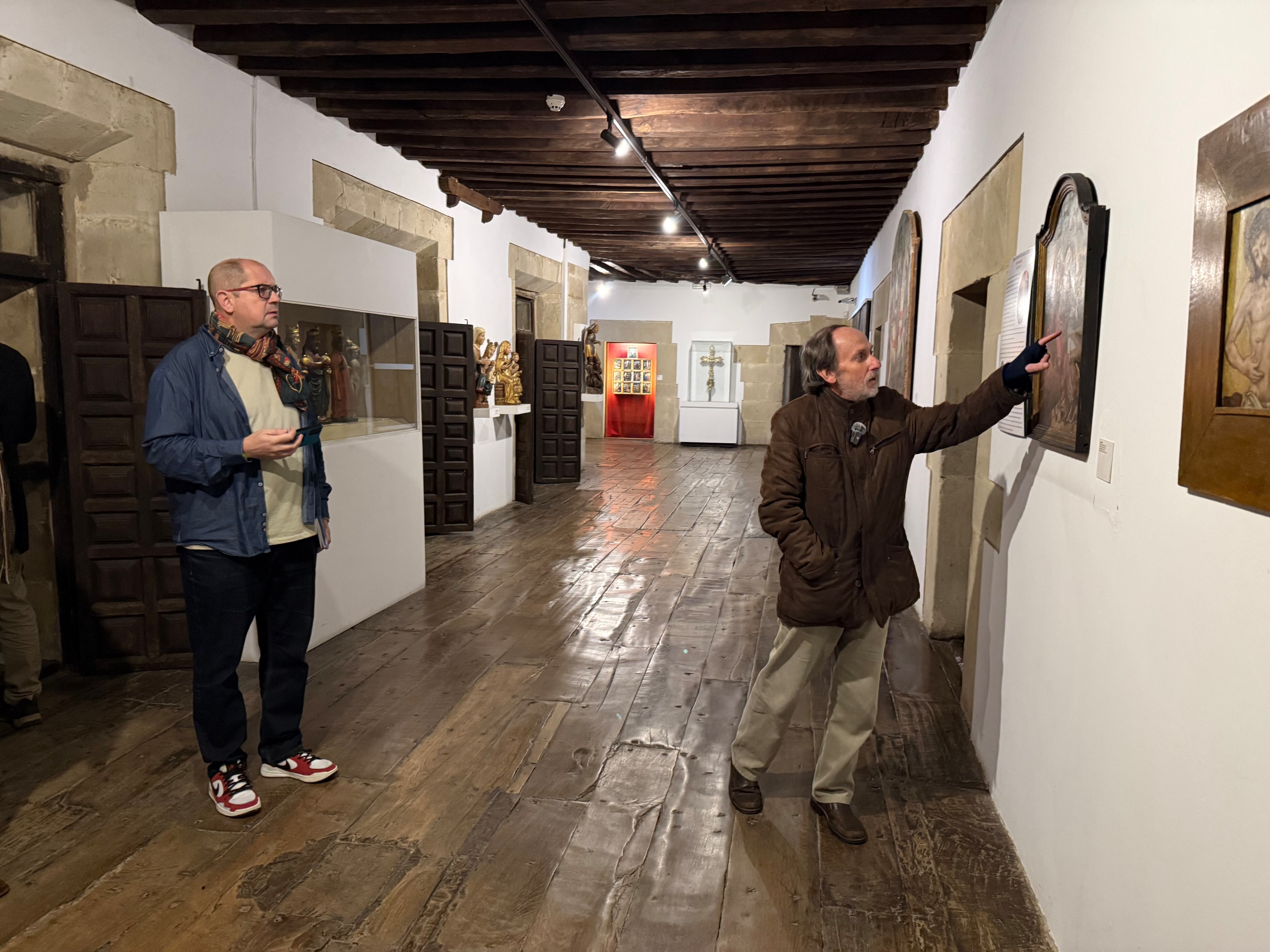 El director del Museo Diocesano, Enrique Campuzano, realizó una visita guiada para Nacho Ares y su equipo antes de la grabación de SER Historia.