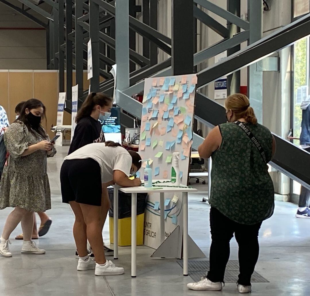 Jóvenes vigueses dejando los mensajes en el IEFVI