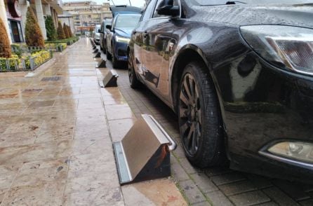 Imagen del otro tipo de bolardos en la zona del Canal de Valdepeñas (Ciudad Real)