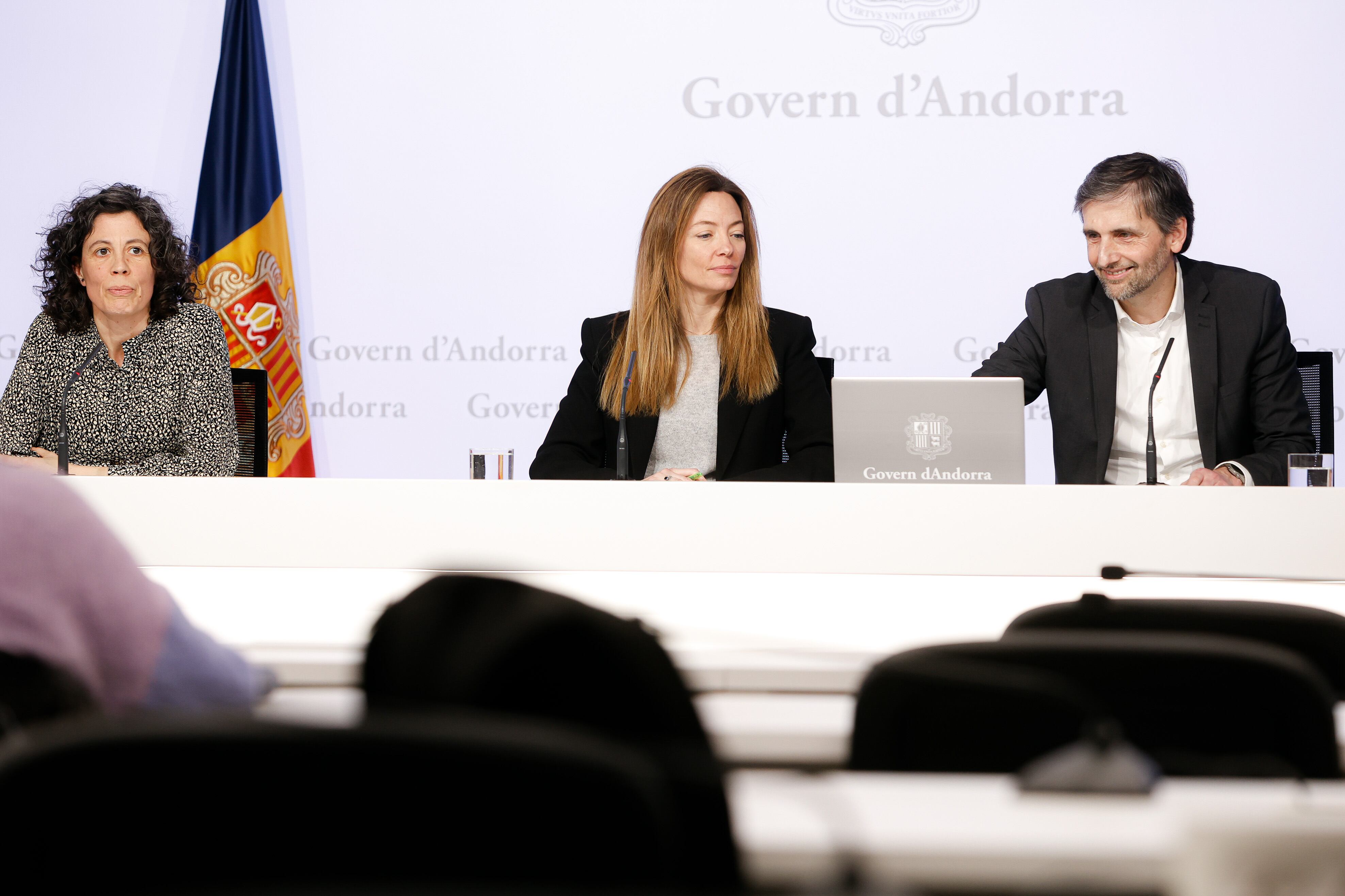 La ministra de Salut, Helena Mas, la doctora Mireia Garcia, metgessa de l'àrea de Promoció,Prevenció i Vigilància de la Salut i del coordinador de sociologia d'Andorra Recerca+Innovació, Joan Micó