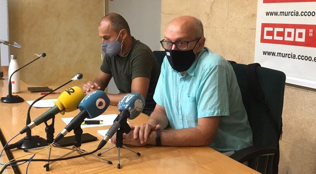 En primer plano, Francisco Saura, durante su intervención ante los medios de comunicación