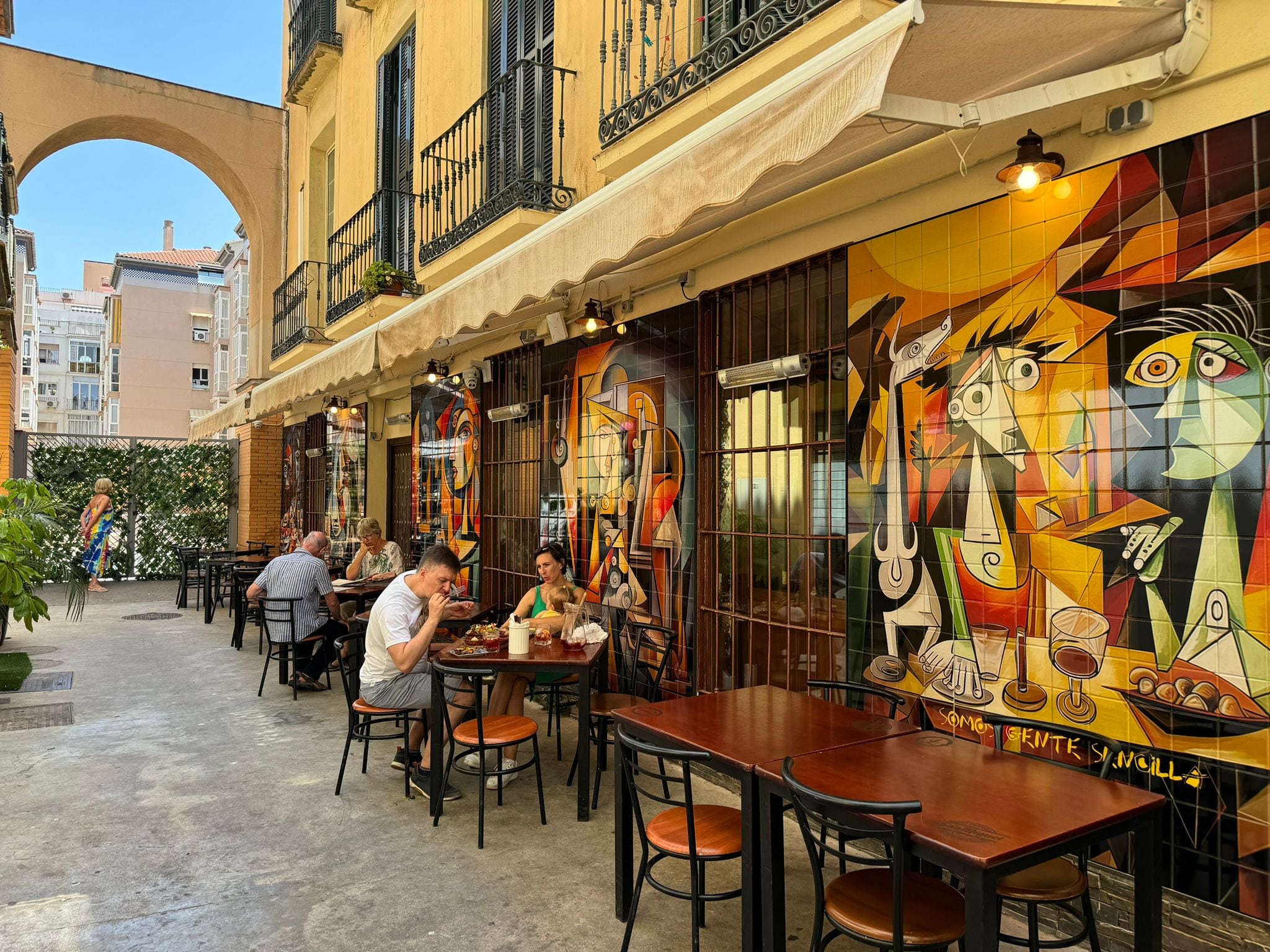 El restaurante Picasso inaugura sus murales artísticos