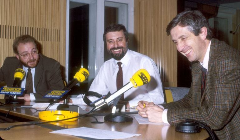 Luis Figuerola-Ferretti (a la derecha) en los estudios de la SER en Madrid junto a Javier Capitán (izquierda) y Julio César Iglesias (en el centro).