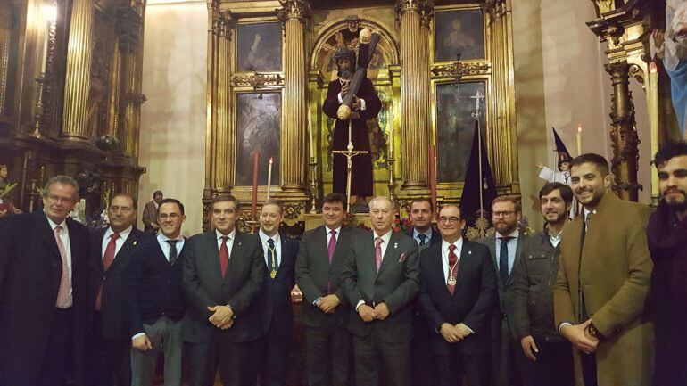 Foto de familia de las agrupaciones andaluzas y la hermandad de Los Gitanos de Madrid