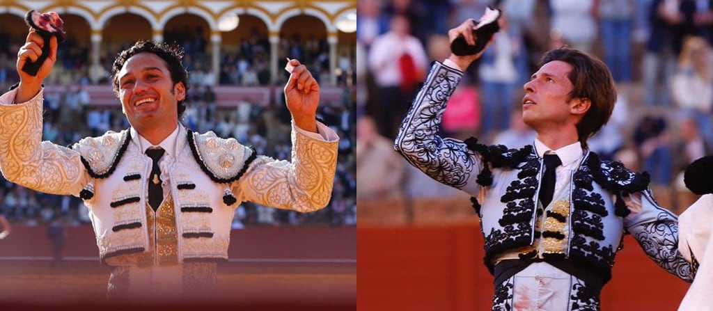 Oliva Soto, a la izquierda, y Ángel Jiménez, con las orejas que han cortado este domingo en la Real Maestranza