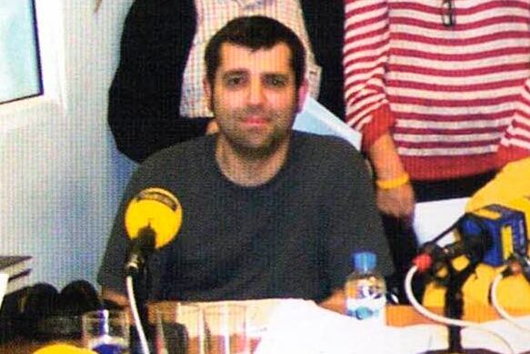 Rafa Santonja, emblemático locutor de LOS40 Alcoy y Radio Alcoy, en el estudio en una imagen de archivo.