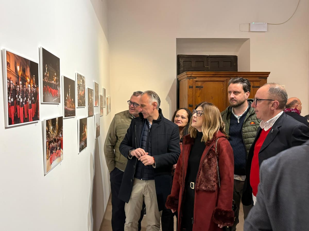 Los 30 años de historia de la hermandad de Costaleros del Santísimo Cristo de la Sangre de Lorca en una exposición fotográfica