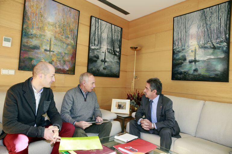 El presidente de Cantabria, Miguel Angel Revilla, se ha reunido hoy con el alcalde de Puente Viesgo, Rafael Lombilla.