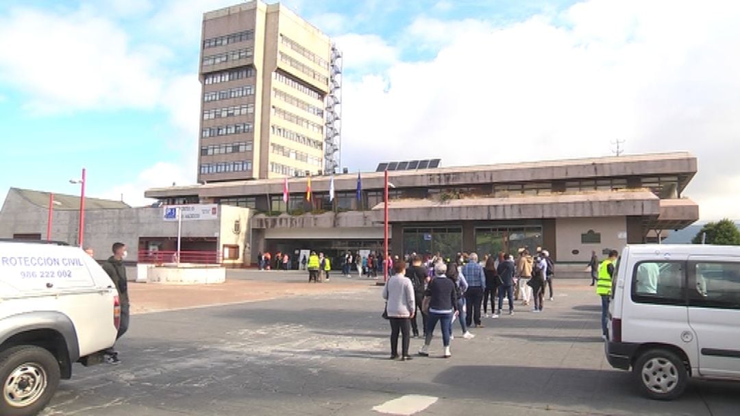 Largas colas en el ayuntamiento de Vigo este lunes