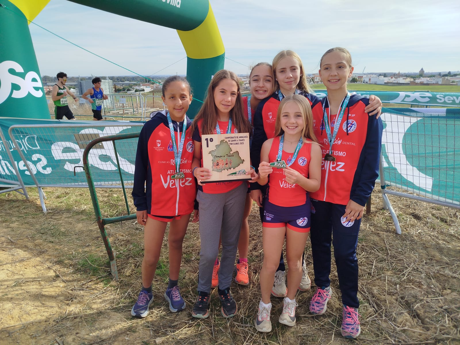 El Atletismo Vélez Rincón Dental sub 14 femenino campeón de Andalucía de Cross por equipos