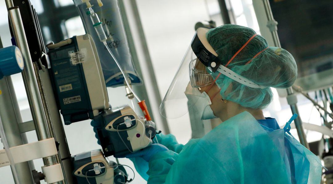 Una enfermera trabaja en una unidad contra el coronavirus.