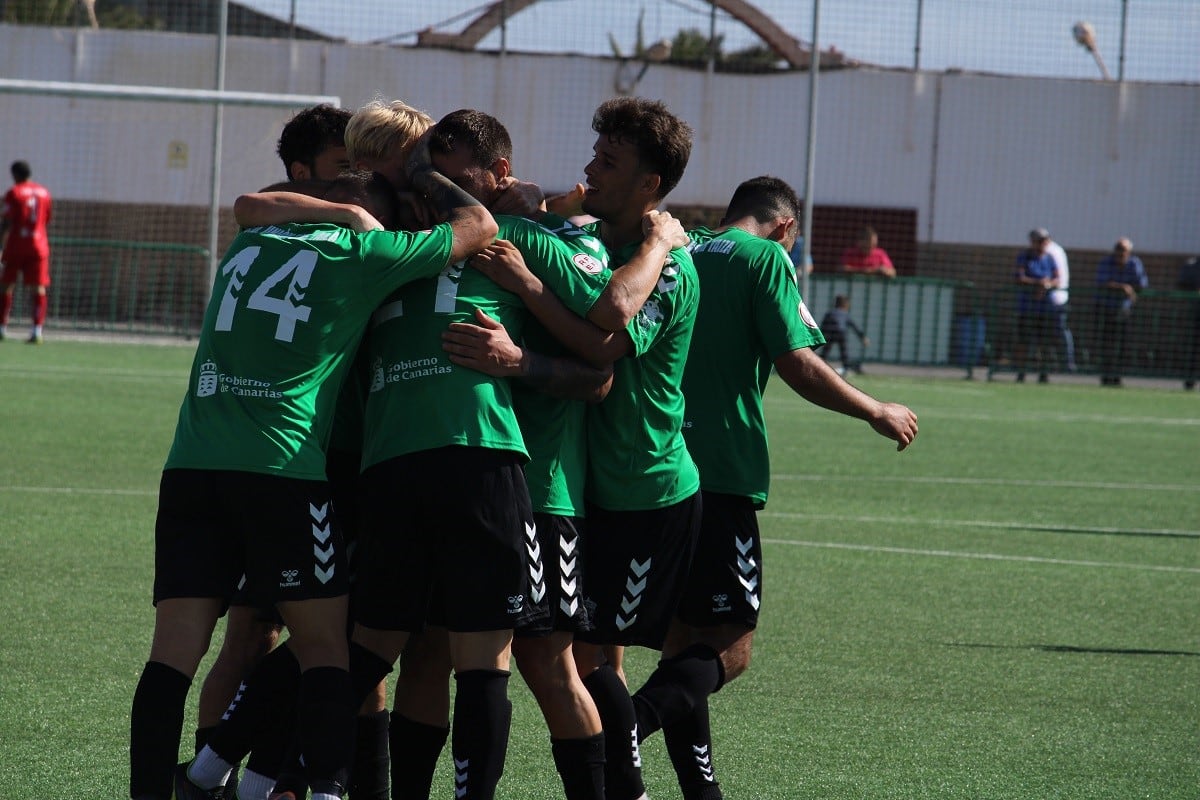 El equipo lanzaroteño celebrando un gol.