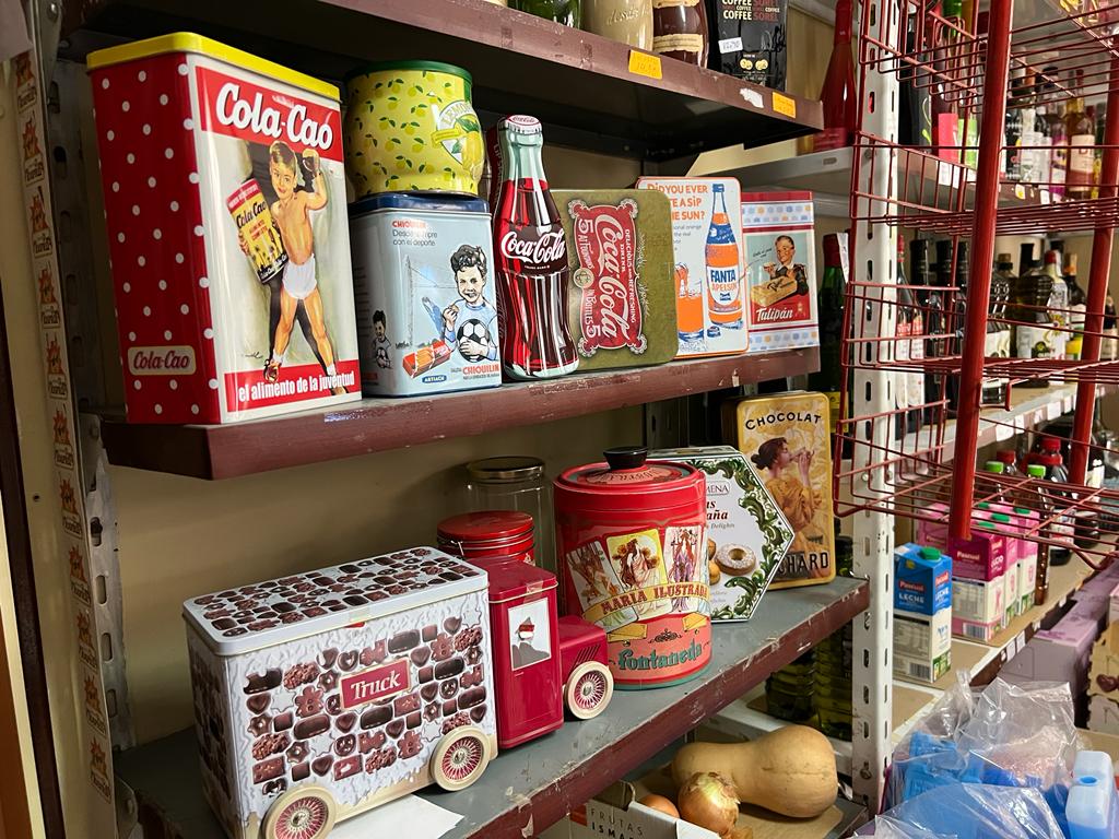 Chelo ha ido guardando latas de diferentes productos que hoy son ya históricas