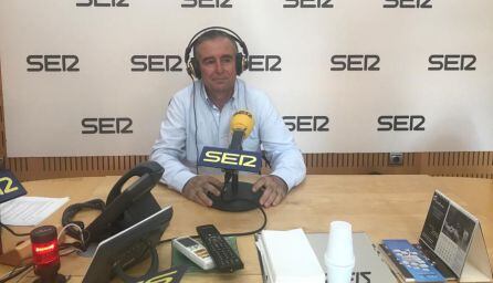 Ramón Gutiérrez, director médico de Novovisión, en los estudios de Radio Murcia. Foto archivo