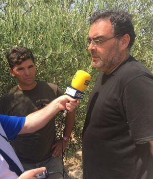 El concejal de medio ambiente, Enrique Yerves, en la carrera de galgos de Jódar