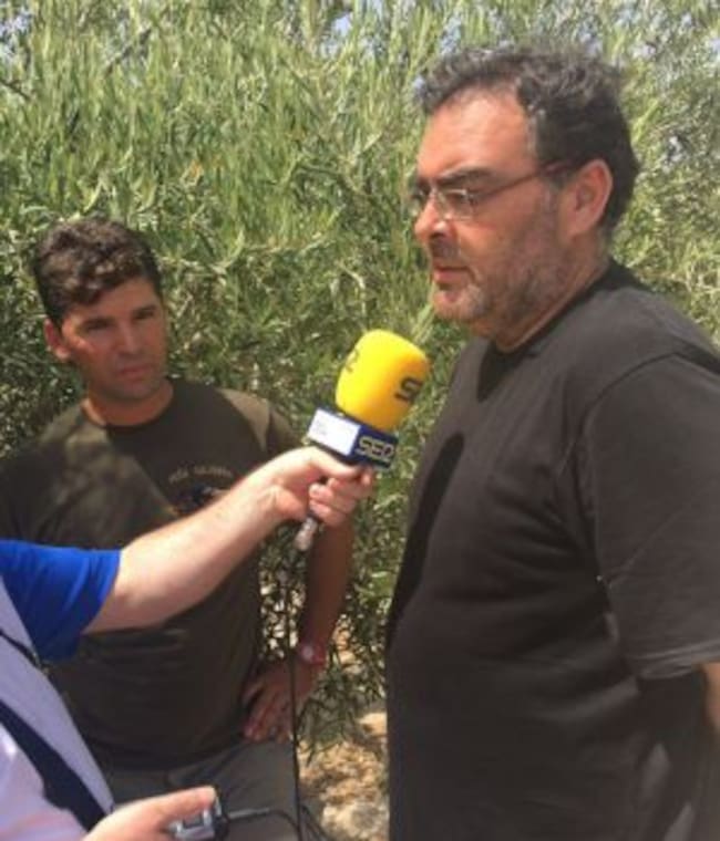 El concejal de medio ambiente, Enrique Yerves, en la carrera de galgos de Jódar