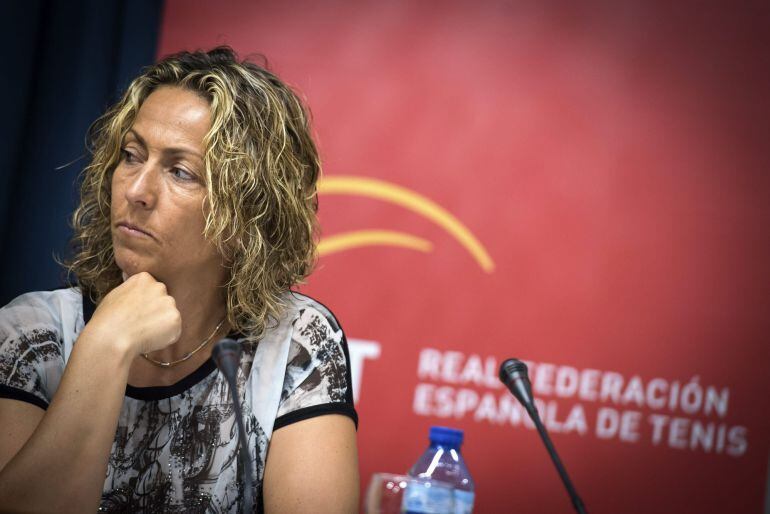 La capitana del equipo de Copa Davis, Gala León, durante la rueda de prensa ofrecida en Madrid junto al presidente de la Real Federación Española de Tenis (RFET) José Luis Escañuela