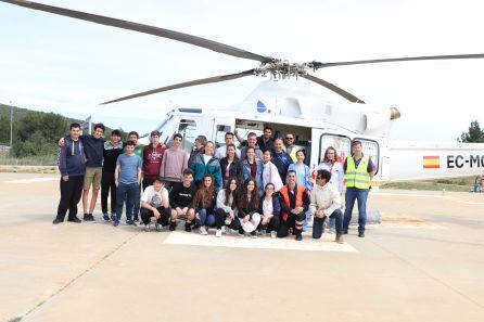Los alumnos junto al helicóptero