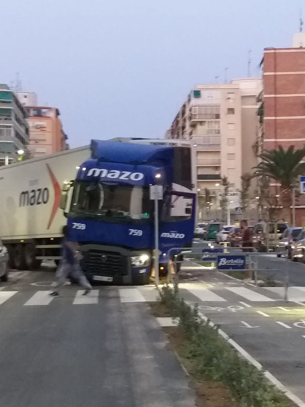 Momento en el que el camión quedaba bloqueado en Padre Esplá