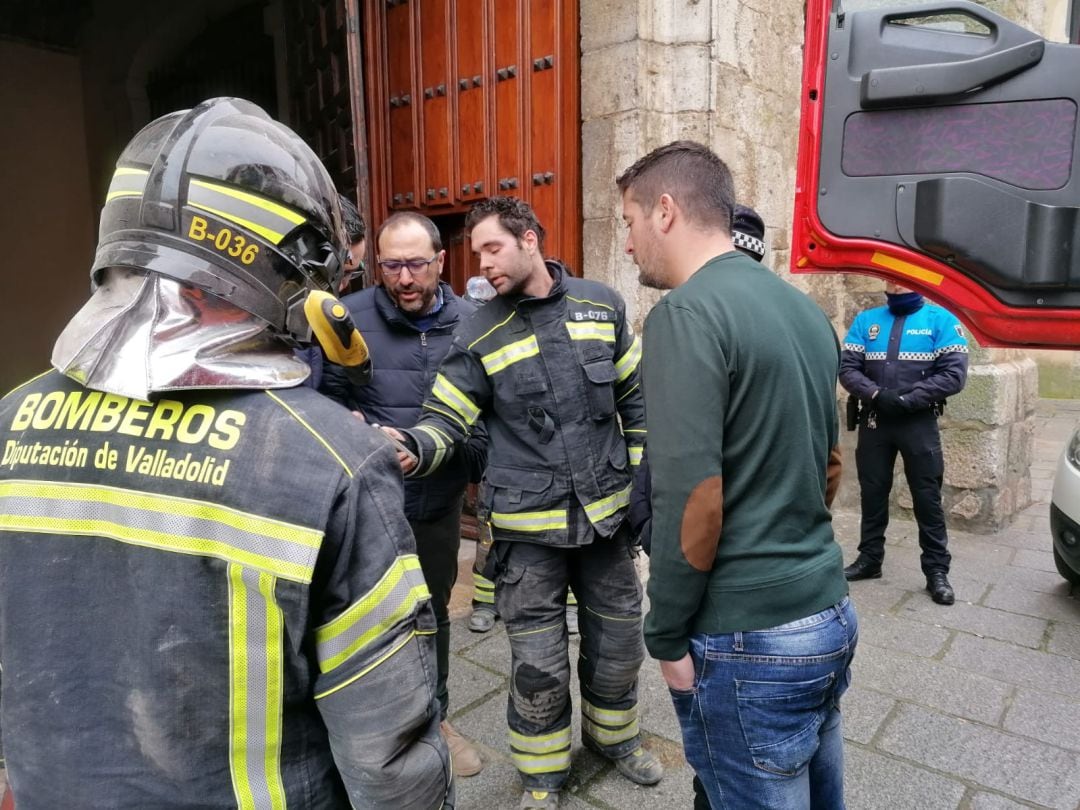 El alcalde de Tordesillas, Miguel Ángel Oliveira, con los Bomberos de la Diputación