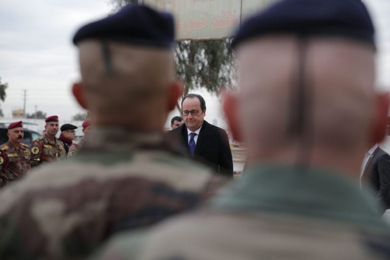 El presidente galo, François Hollande (centro), visita a soldados franceses en la Academia del Departamento Antiterrorista en Bagdad (Irak) 