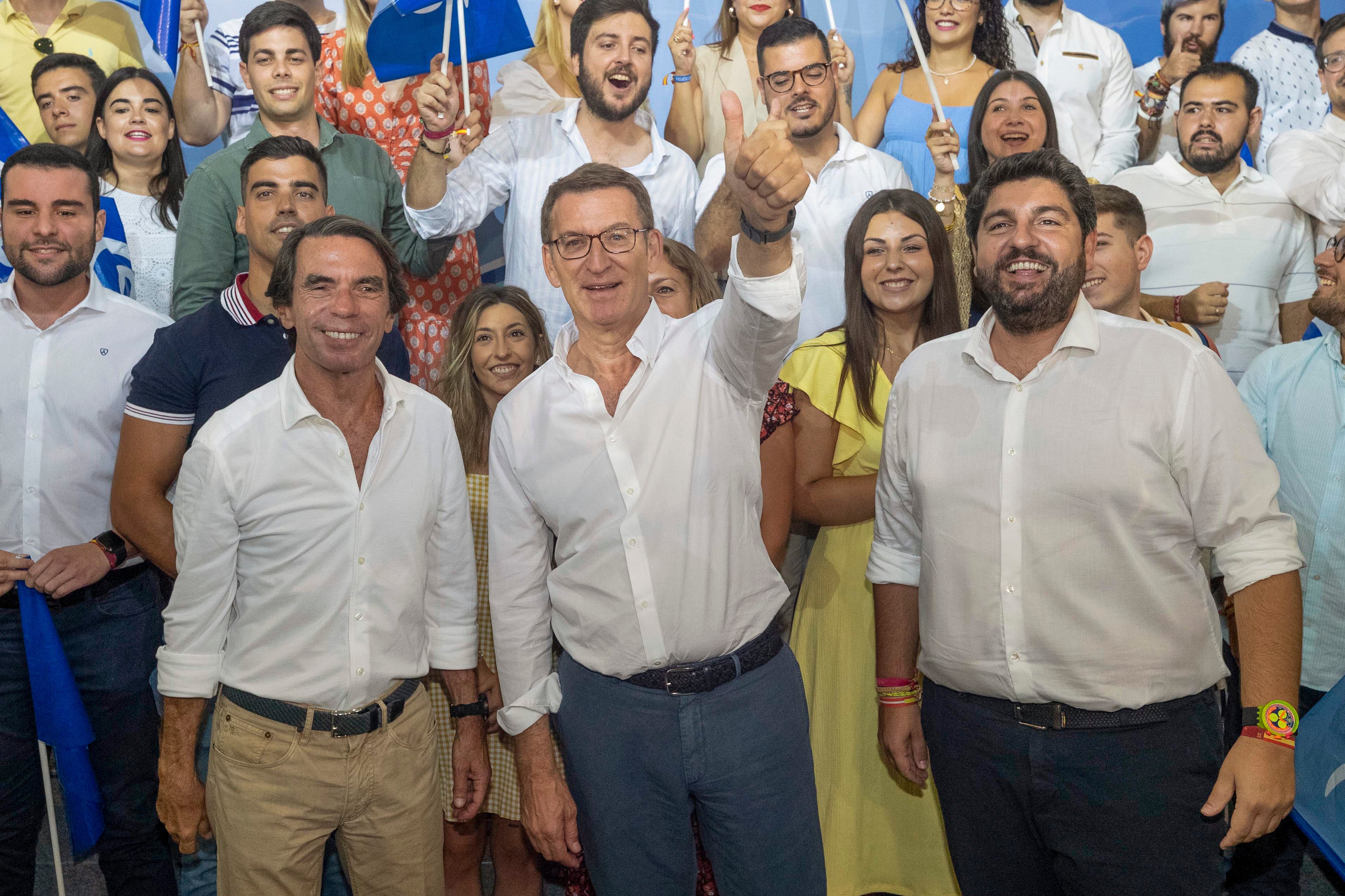 MURCIA, 12/07/2023.- El candidato del PP a la presidencia del Gobierno, Alberto Núñez Feijóo (c), posa junto al expresidente del Gobierno José María Aznar (i), y al presidente en funciones de Murcia, Fernando López Miras (d), durante el mitin del Partido Popular celebrado este miércoles en el Auditorio Víctor de Villegas en Murcia. EFE/Marcial Guillén
