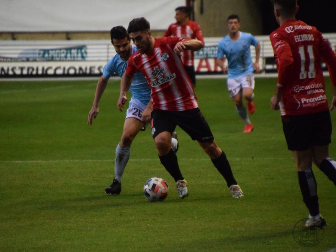 Juanan en un lance del partido ante el Pontevedra CF