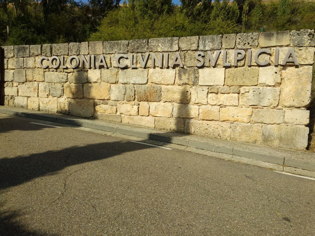 Entrada recinto del aula arqueológica de Clunia