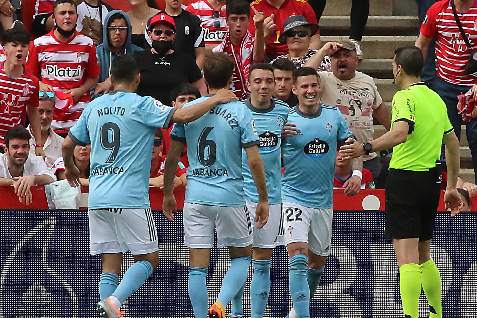 GRANADA, 01/05/2022.- Lso jugadores del Celta celebran el gol marcado en propia puerta por el defensa del Granada José Antonio Rodríguez &quot;Puertas&quot; durante el partido de Liga que disputan en el Nuevo Estadio Los Cármenes de Granada. EFE/ Pepe Torres
