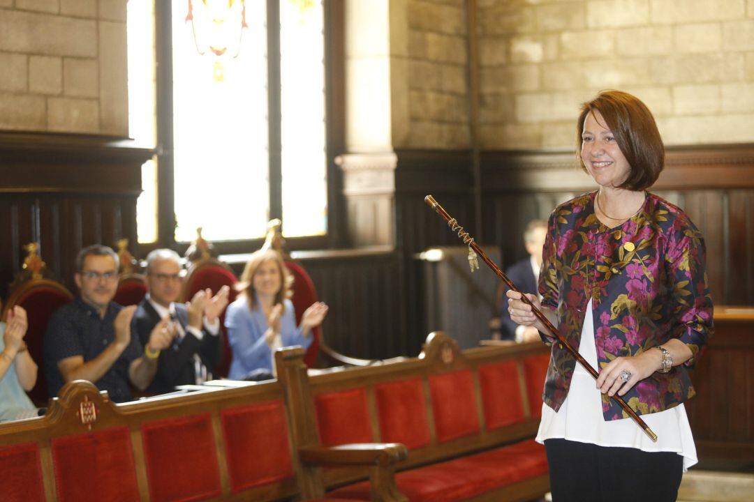 L'alcaldessa de Girona, Marta Madrenas, amb la vara a les mans