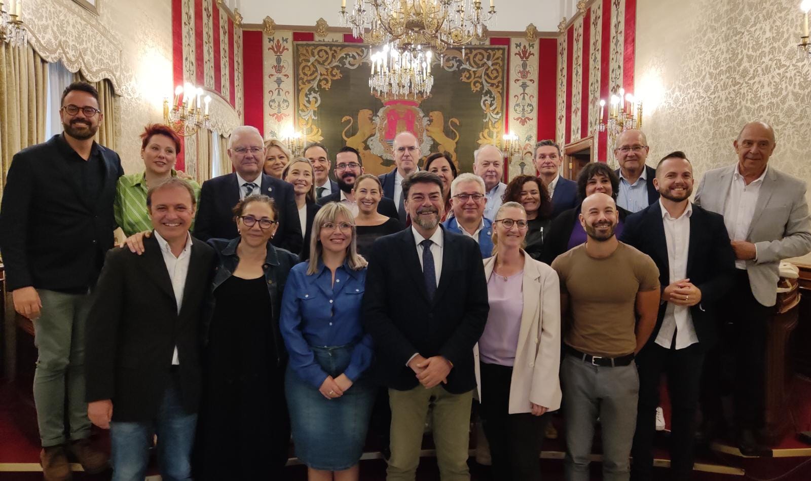 La Corporación municipal posa tras el último Pleno de la legislatura