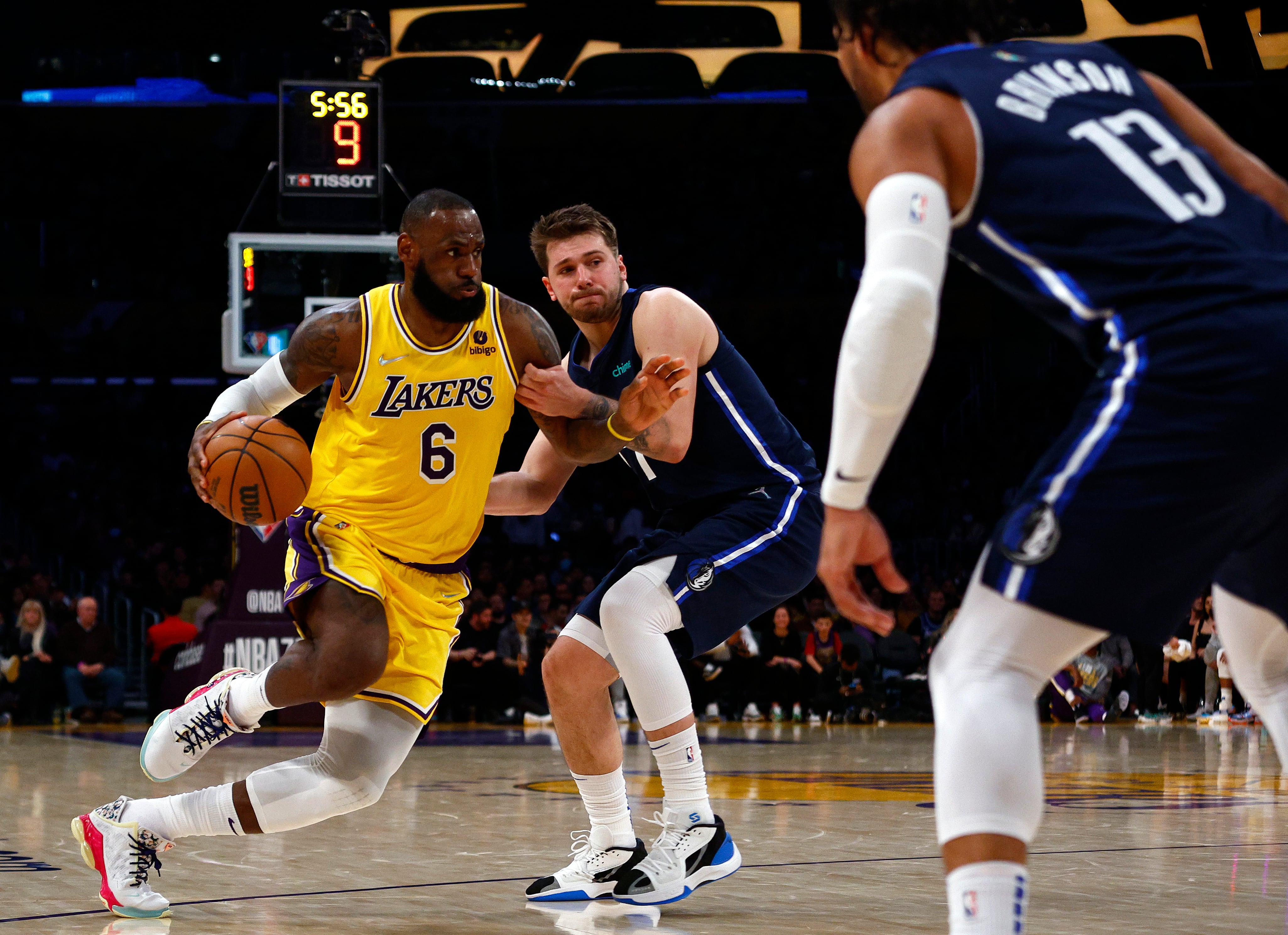 Lebron James y Luka Doncic, durante un partido entre Lakers y Mavs.  (Photo by Ronald Martinez/Getty Images)