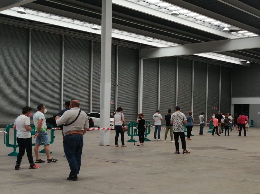  Personas haciendo cola para recibir la vacuna en el interior del recinto ferial IFEZA de Zamora