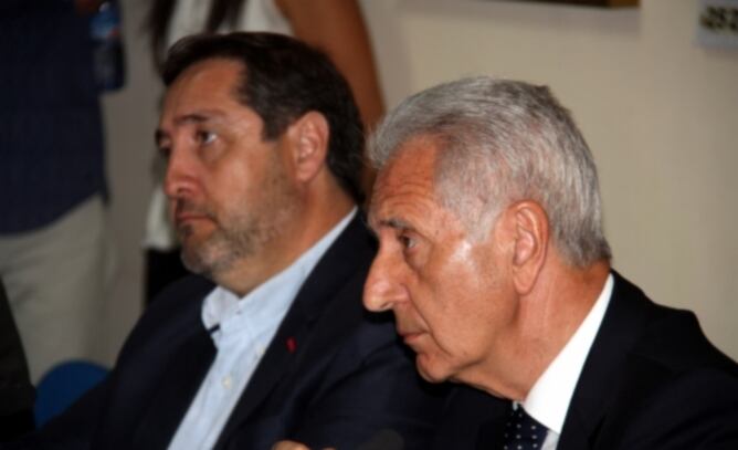 El conseller Josep M. Pelegrí al fons, amb el seu homòleg aragonès, Modesto Lobón