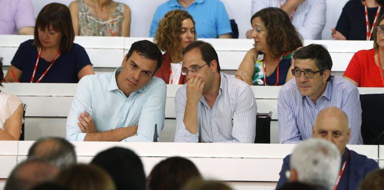 Pedro Sánchez junto a César Luena y Patxi López, durante la reunión del Comité Federal del PSOE.