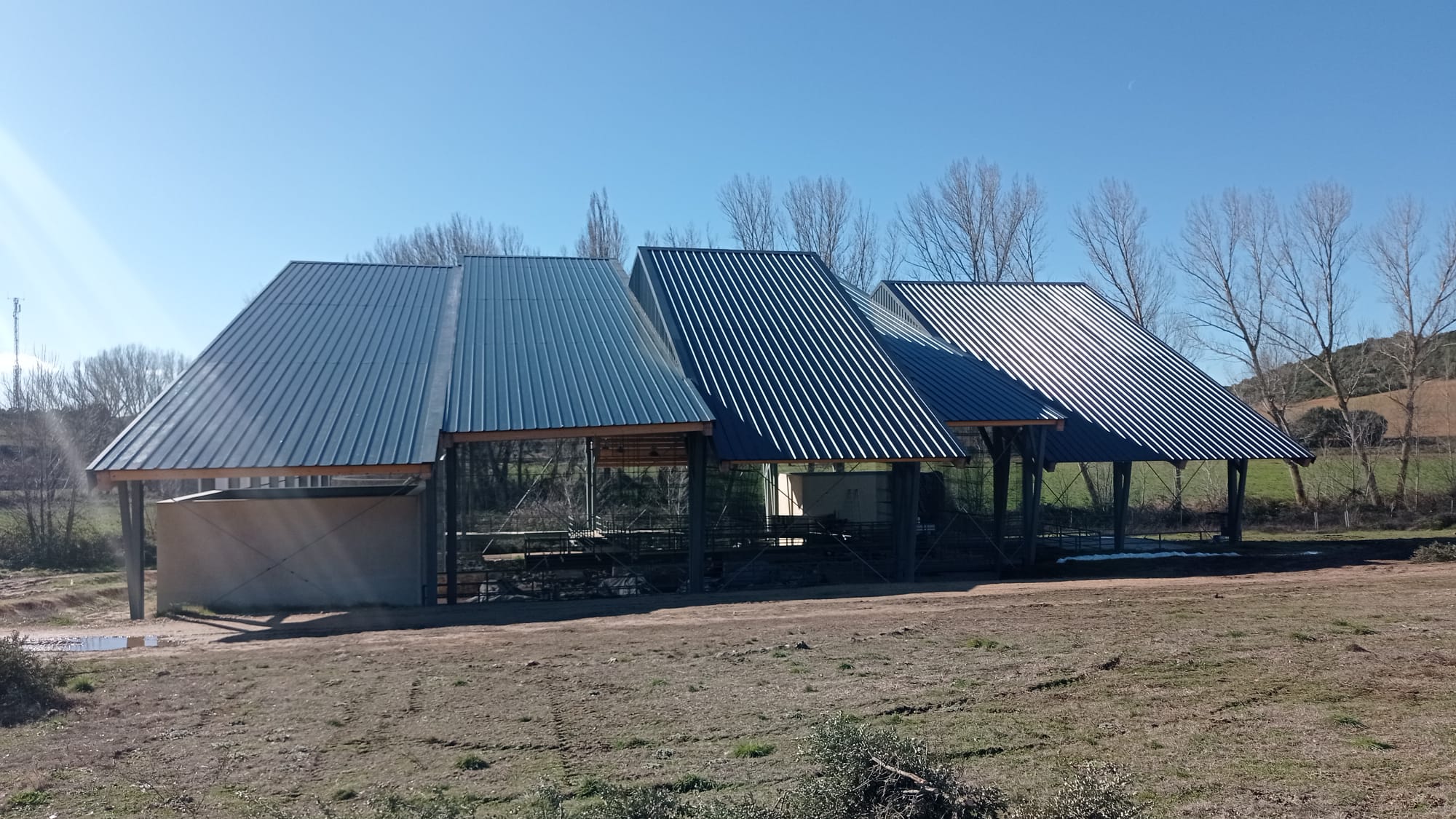 El edificio que cubre las termas del yacimiento de Noheda, en Villar de Domingo García (Cuenca)