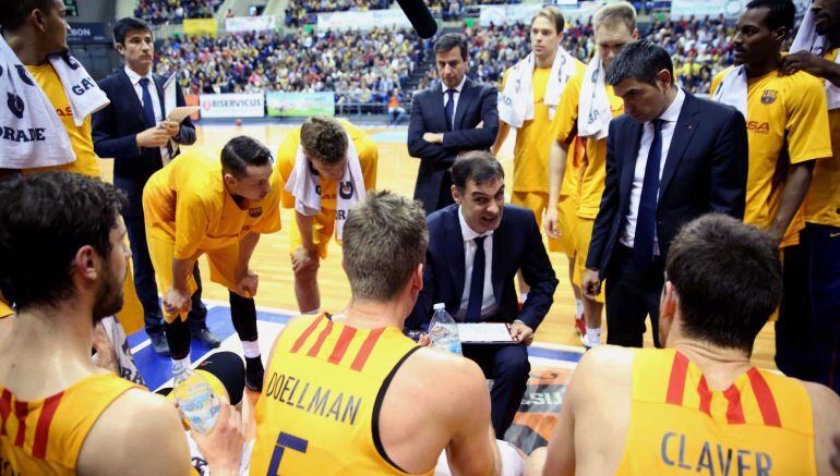 Georgios Bartzokas, con los jugadores del equipo de baloncesto del Barcelona.