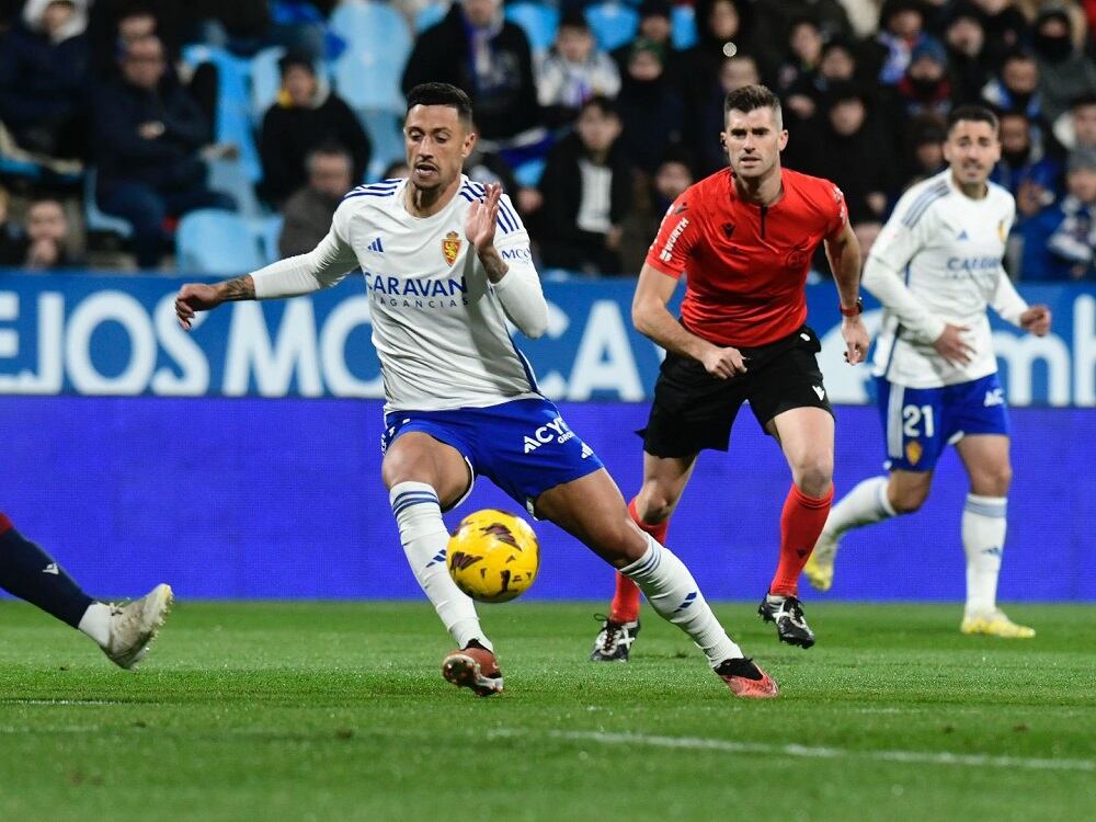 Maikel Mesa, en una acción de un partido esta temporada en La Romareda