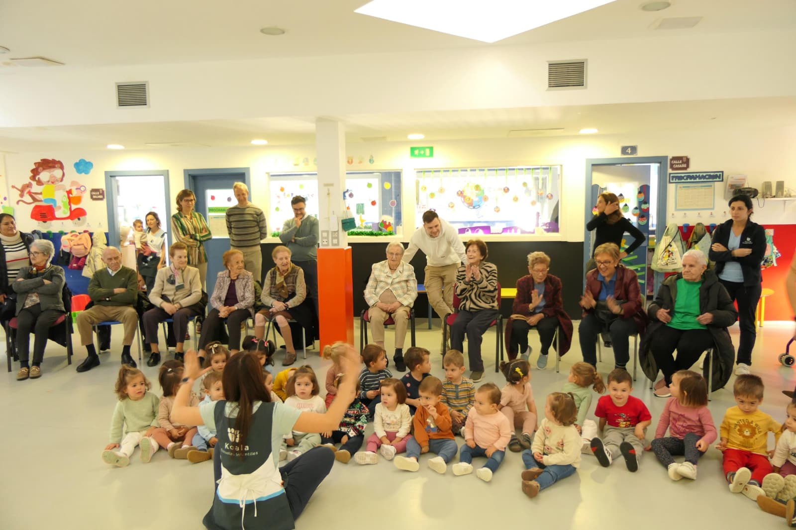 Niños y mayores comparten villancicos en un encuentro intergeneracional navideño en Palencia