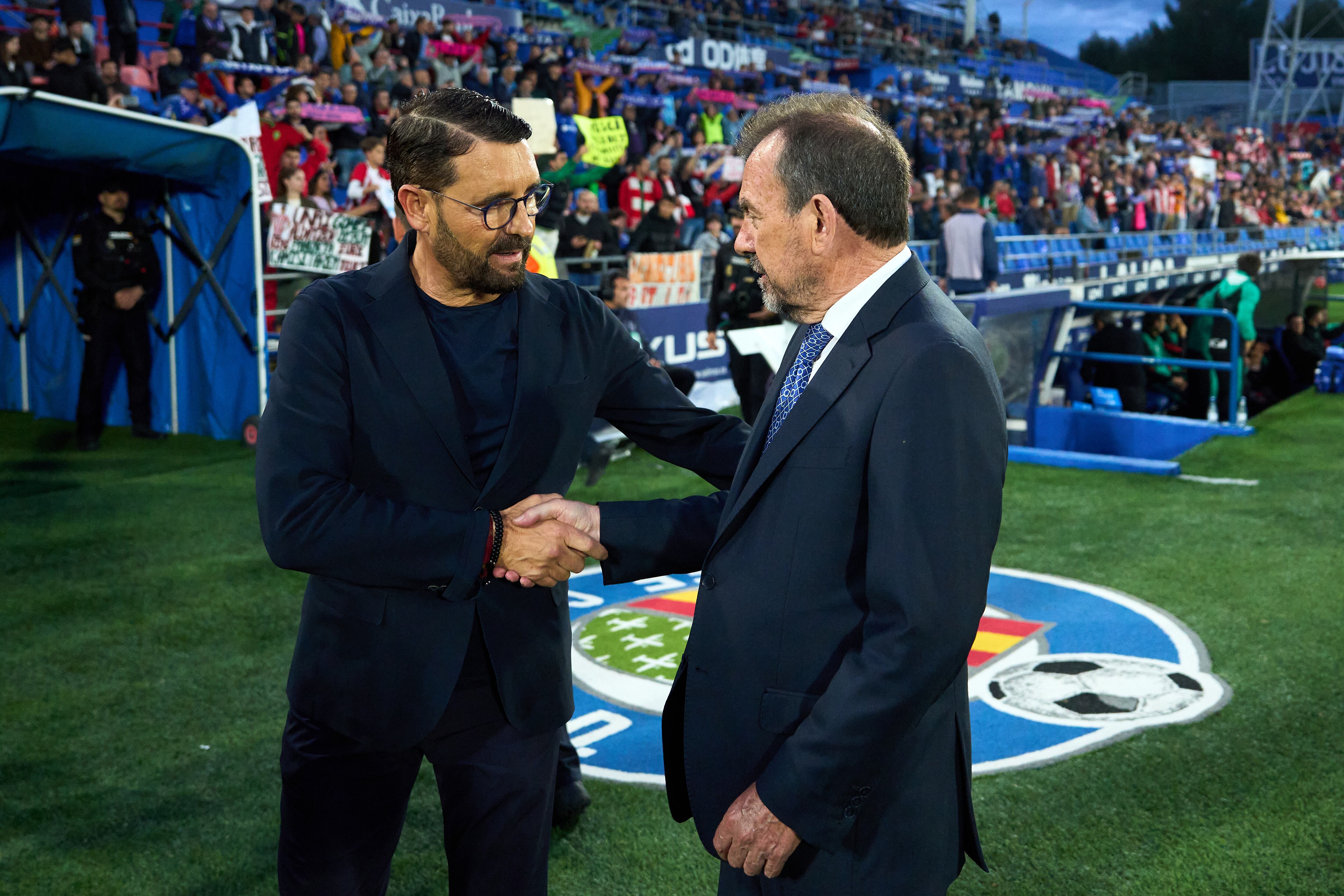 Ángel Torres, presidente del Getafe CF, saluda al entrenador del equipo, José Bordalás